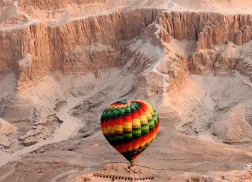 Luxor privato con mongolfiera e pernottamento da Hurghada